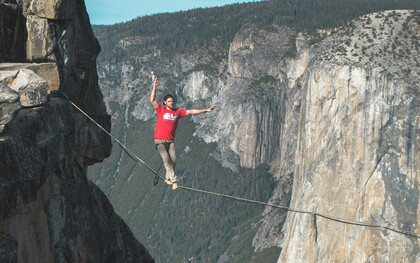 Marcher sur le fil, entre ciel et terre : habiter l’incertitude avec équilibre, lucidité et attention, dans un monde en constante transformation