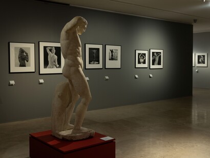 'Robert Mapplethorpe. Le forme della bellezza' sono esposti i grandi capolavori: i ritratti di personaggi famosi del mondo dell’arte, della letteratura, della musica, del cinema e una sezione dedicata al confronto con l’antico, esposte in mostra anche due sculture classiche conservate ai Musei Capitolini - la Statua di Afrodite della seconda metà del I sec. a.C. – inizi del I sec d.C. e la Statua di atleta, I secolo d.C. da un originale greco del V a.C. Museo dell'Ara Pacis, Roma, Italia. Credits immagini: Zètema Progetto Cultura