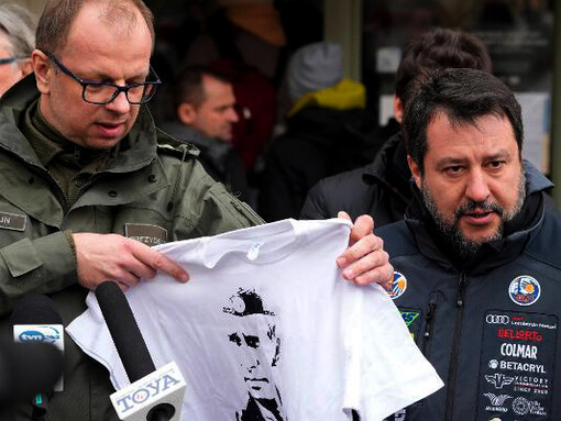 Il sindaco di Przemysl non riceve Salvini e gli mostra la maglietta di Putin