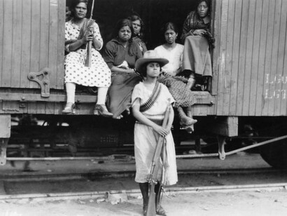 Soldaderas frente a un tren 