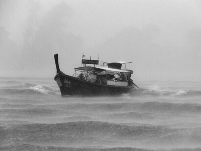 Un pequeño bote se abre paso en medio de la tormenta