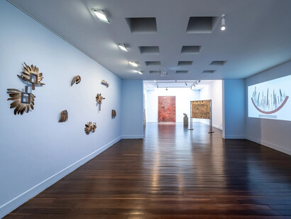Varios artistas, Lemuria, creando el cielo en la tierra, vista de exhibición. Cortesía de Galería Casas Riegner 