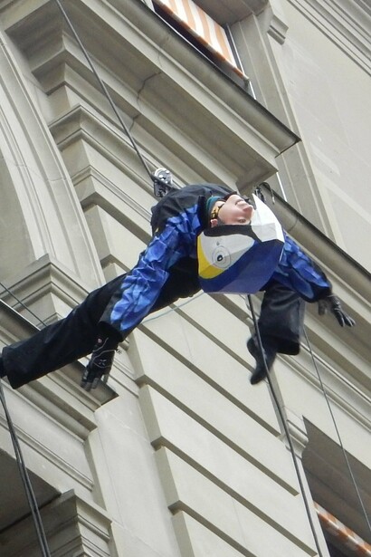 Performance conjunta de Greenpeace Suiza y la compañía de danza aérea Öff Öff en el centro cultural PROGR, Berna, Suiza, 2023