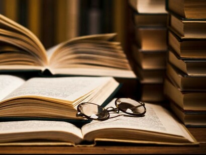 Gafas sobre un libro
