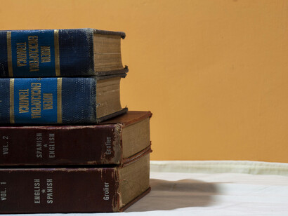 Mientras las pantallas repiten lo mismo una y otra vez, la educación artística espera un futuro donde crear sea también formar