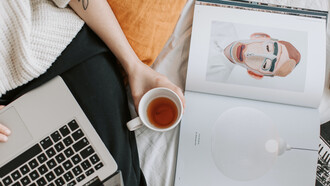 Ilustradora estuda material impresso para compor arte digital no computador