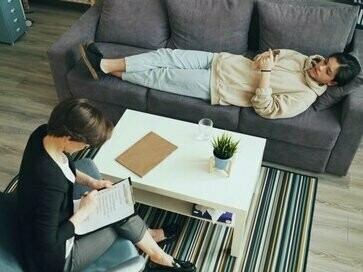 Sessão de terapia. Sinto que estou presa nesse looping ridículo de dor e sofrimento que eu mesma me coloquei, sem saber como sair, sem saber como escolher melhor, como me escolher, como me amar e não me entregar ao desespero e ter recaída numa fase deprimida. Eu tento, tento e tento, a mente é traiçoeira demais