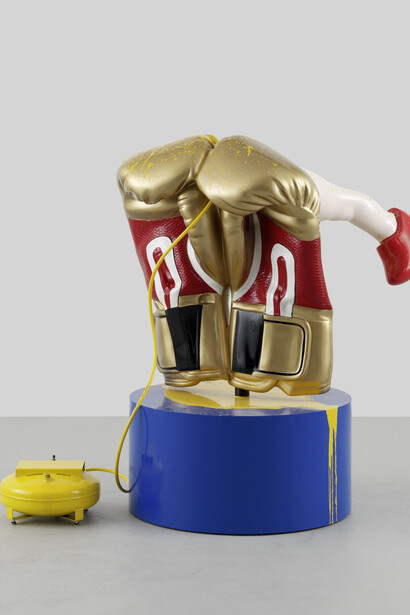 Richard Jackson, Boxing Gloves, 2013, Fibre de verre, bois, peinture, compreseur, 158 x 110 x 128 cm / 62 1/4 x 43 1/4 x 50 3/8 inches, Pièce unique, Courtesy de l'artiste, Hauser & Wirth et Galerie G-P & N Vallois, Paris