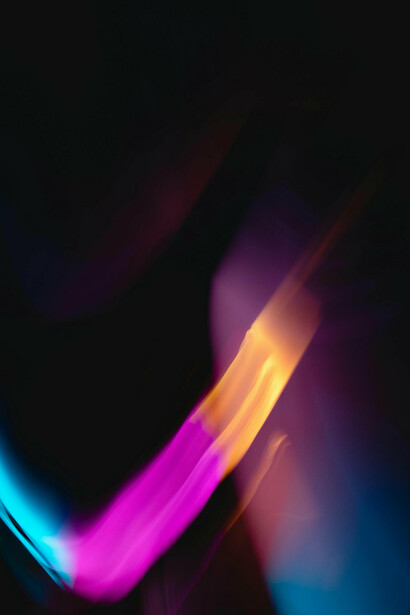  L'équation emblématique E=MC2 unifie les concepts de lumière, d'électricité et de magnétisme, permettant ainsi de mieux comprendre la nature même de l'énergie