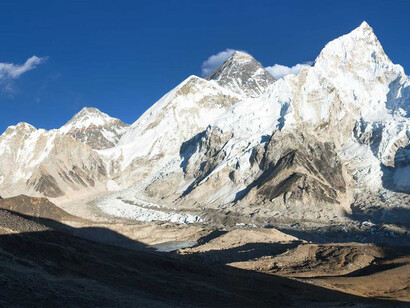 I ghiacciai dell'Himalaya sono talmente numerosi e vasti da meritare all'area il soprannome di Terzo Polo