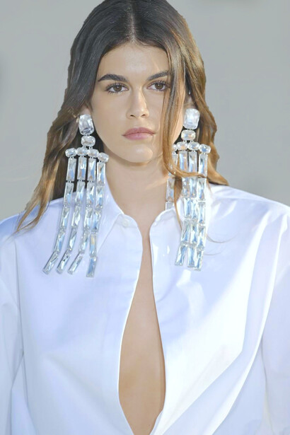 Brincos Maximalistas nas passarelas de Valentino Alta Costura Outono Inverno 2023/2024