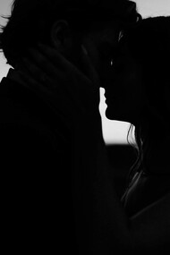 Reconocer los celos como una emoción humana permite reflexionar sobre nuestras inseguridades y fortalecer los lazos en pareja