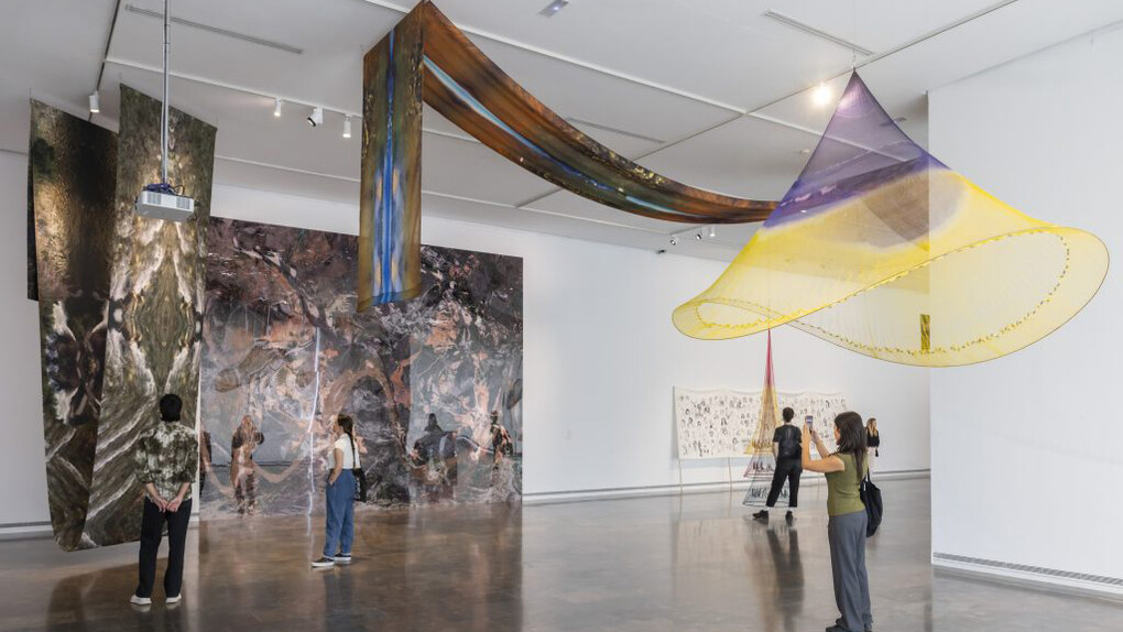 Carolina Caycedo, Tierra de los amigos, vista de exhibición. Cortesía del Institut Valencià d’Art Modern
