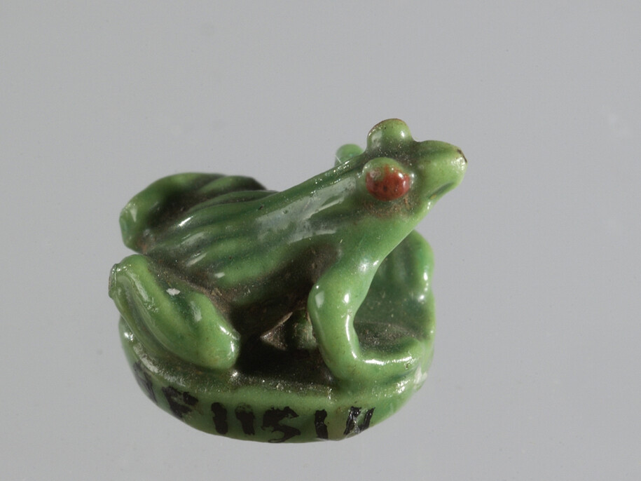 Estatuilla de rana, fayenza egipcia, Imperio Nuevo (1550-1069 a. de C.). © Museo del Louvre, Dist. RMN-GP. Foto: Christian Décamps.