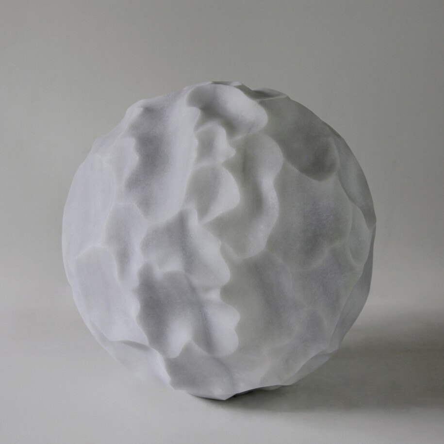 Group Show, Surcos blancos (Tadanori Yamaguchi), 2015, mármol macael blanco, 40x40x40 cm