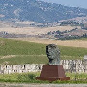 Igor Mitoraj, Tindaro screpolato, vista della mostra. Per gentile concessione della Galleria Contini Art