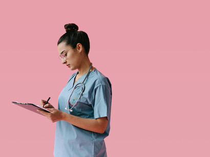 Profesional de la salud a cargo de liderar su equipo médico. Como líder del mismo, debe influir en la toma de decisiones estratégicas