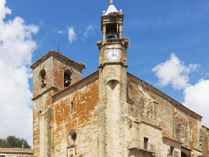 Torre y campanario de la iglesia en la Plaza Mayor de Trujillo, España