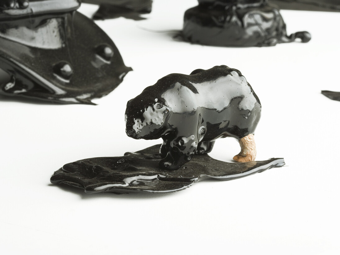 Minerva Cuevas, Serie Hidrocarburos, 2007, Courtesy of the artist and kurimanzutto, Mexico City. Photo by Michel Zabé and Omar Luis Olgurn