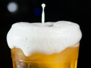 Sabe quem vai pagar sua conta, seus chopes, dose de Old Parr, fatiado de peixe branco, filés? A tonta do caixa!