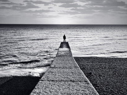 Una persona solitaria junto al mar