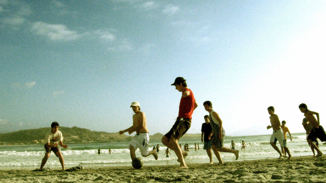 CVA es un eufónico acrónimo que, en el ocurrente lenguaje de mis años mozos, usábase para decir Y yo ¿Cómo Voy Ahí? Jóvenes jugando un partido de fútbol en una playa de Totoralillo, cerca de La Serena, Chile