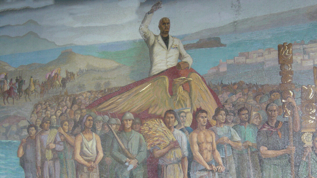 Retrato de Benito Mussolini en un mosaico de Michele Cascella. Estación Messina Marittima (1938). O ressurgimento do fascismo no século XXI: autocracias emergentes e o perigo da nostalgia pela violência. Uma reflexão sobre os tempos sombrios