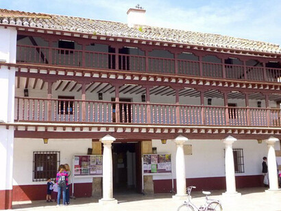 Los dos pisos tiene balconadas corridas de madera. Actualmente es sala de exposiciones y oficina de turismo, entre otros usos.