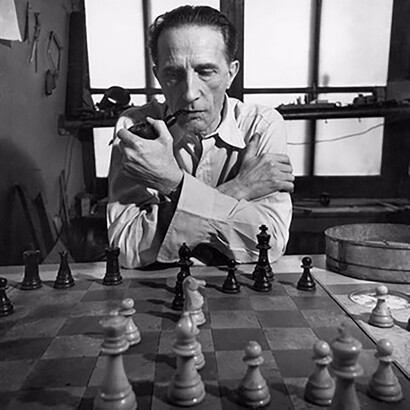 Marcel Duchamp devant sont jeu d’échecc