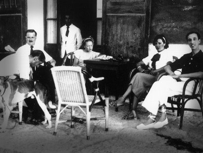 Walter Benjamin en la terraza del Migjorn, en Ibiza, con unos amigos franceses, los Selz, y unos de ibicencos