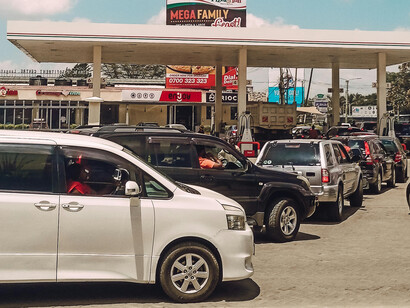 Les automobilistes patientent pendant des heures pour faire le plein, reflétant la vulnérabilité d’un pays dépendant des importations de carburant et les tensions sociales qui en résultent