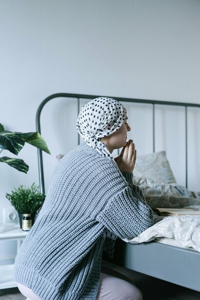 É importante dizer que nem todas as mulheres estão no mesmo lugar quando falamos de reposição hormonal. “Câncer” não é uma categoria única, assim como “adenocarcinoma” não define, por si só, se um tratamento é possível ou não. O que pesa - e muito - é o órgão de origem, o perfil hormonal do tumor, o estágio da doença e a história clínica de cada corpo