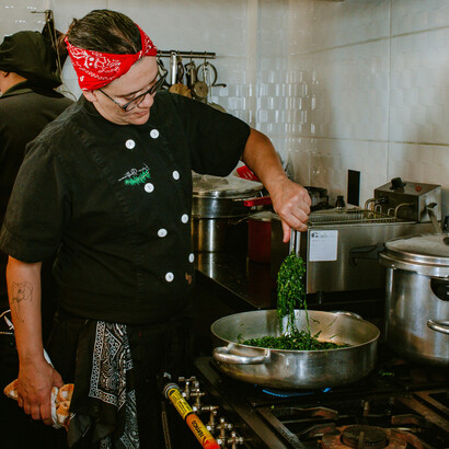 A gastronomia brasileira reflete a diversidade cultural, com influências de indígenas, africanos, europeus e asiáticos