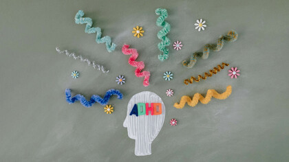 El TDAH es un trastorno neurobiológico que afecta la capacidad de atención y la regulación de impulsos, no una cuestión de falta de esfuerzo. En este sentido, desmentir mitos sobre el TDAH ayuda a fomentar una mayor comprensión y empatía hacia quienes viven con esta condición