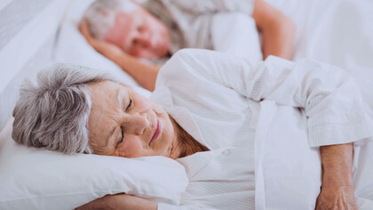 Pareja de adultos mayores durmiendo