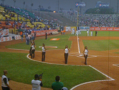 Estadio Universitario de Béisbol, Universidad Central de Venezuela. El béisbol llegó a Venezuela a finales del siglo XIX, cuando estudiantes que regresaban del extranjero organizaron en Caracas uno de los primeros juegos formales frente a la estación de tren de Quebrada Honda