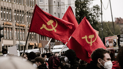 La bandera con la hoz y el martillo, símbolo del comunismo clásico durante el siglo XX
