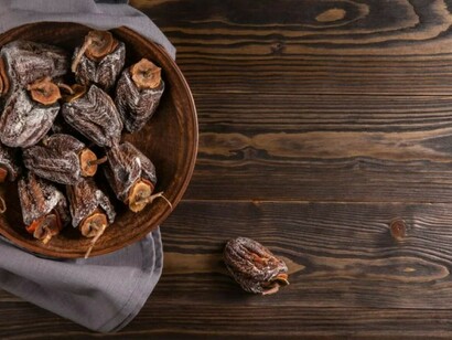 Pratica giapponese dell'essiccazione dei kaki. Una lavorazione naturale li riduce a veri e propri dolci da gustare