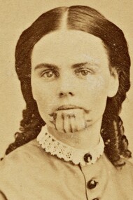 Olive Oatman nel 1863 in una foto di Benjamin F. Powelson, National Portrait Gallery, USA. Fu rapita a 14 anni dai Tolke Paya dopo il massacro della sua famiglia