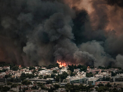 Los incendios estallaron en toda Grecia en un estado focal multifacético, destruyendo cientos de edificios y miles de acres de tierra