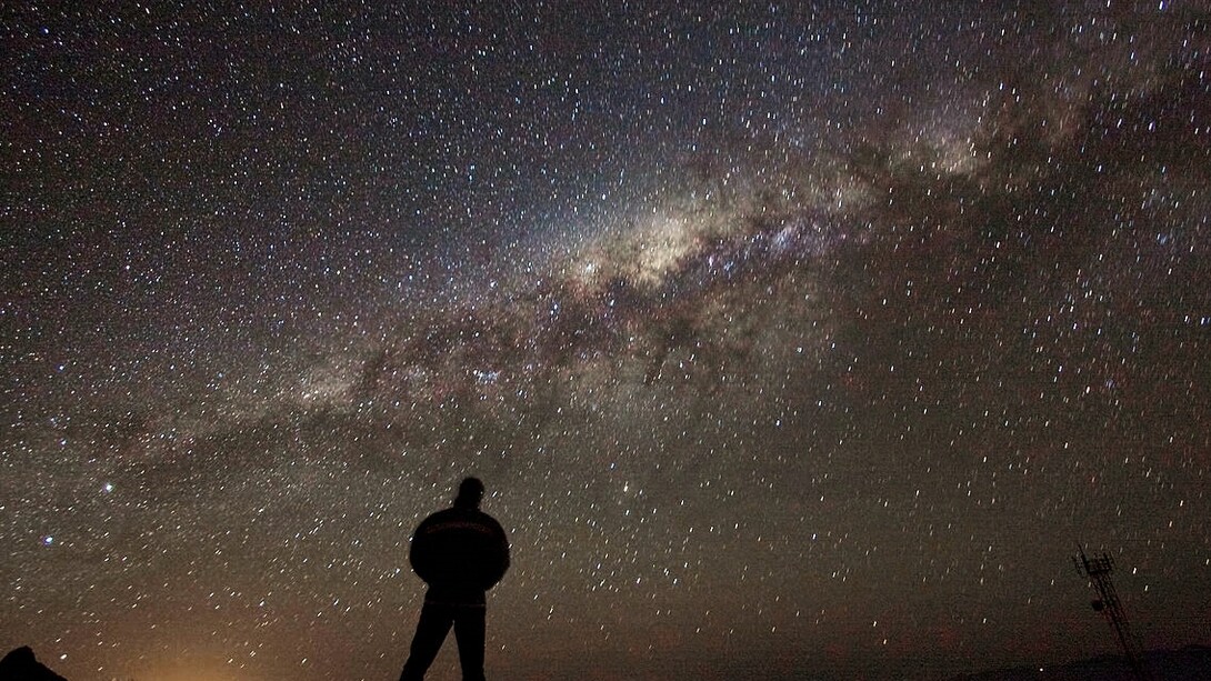 Un hombre observando la Vía Láctea