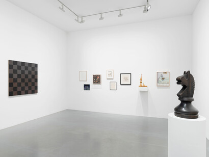 Various artists, Un siècle d'échecs, exhibition view. Courtesy of Perrotin 