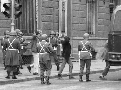Militares realizan requisas y detenciones durante el Golpe de Estado de 1973 en Santiago de Chile