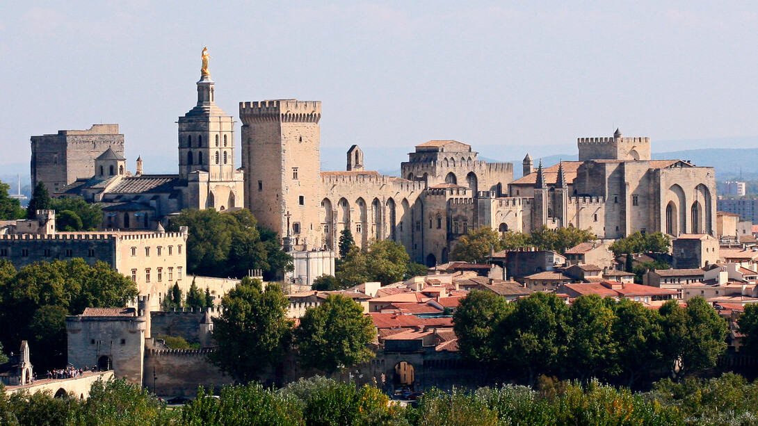 Palácio dos Papas, Avignon, França. Mais à frente o gigantesco Palácio dos Papas que nos faz viajar no tempo e na História e ainda mais alto, um jardim delicioso, com paisagens soberbas sobre o rio Ródano