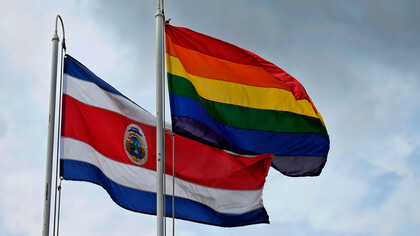 La bandera de Costa Rica y la bandera del colectivo LGTB ondeando juntas: la polémica del matrimonio homosexual y la histórica decisión al respecto de la Corte Interamericana de Derechos Humanos son uno de los temas de la campaña