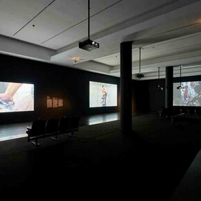 Ecos. Vídeos de la donación de la Fundación Han Nefkens, vista de exhibición. Cortesía de Museu d’Art Contemporani de Barcelona (MACBA)