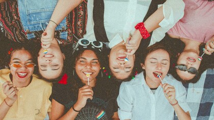 Amigas deitadas lado a lado