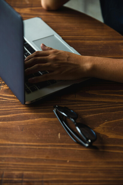 Persona creando contenido con inteligencia artificial