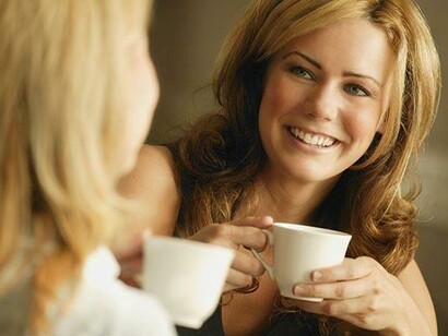Amigas tomando café