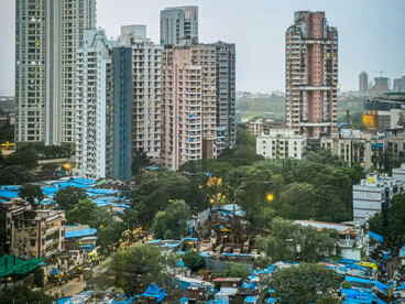 Dans les contrastes urbains de Mumbai, métropole phare de Maharashtra en Inde, coexistent croissance économique spectaculaire et profondes inégalités sociales